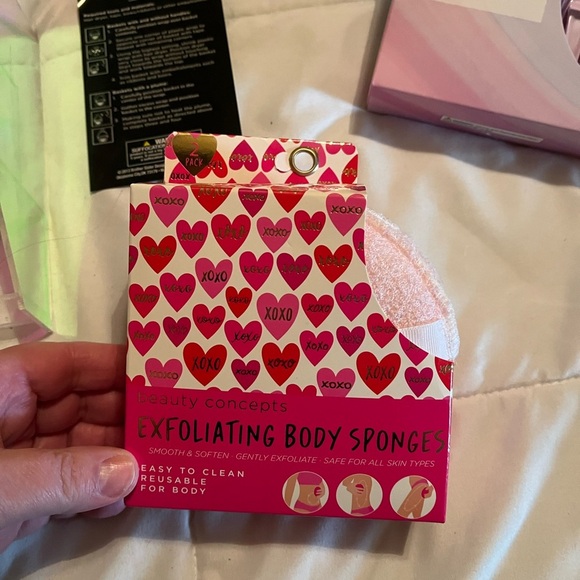 Pink Exfoliating Body Sponge with Heart Design - Picture 1 of 2
